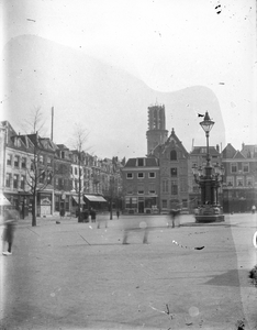 853344 Gezicht op de Neude te Utrecht met op de achtergrond de Domtoren (tijdens de restauratie, zonder spits).